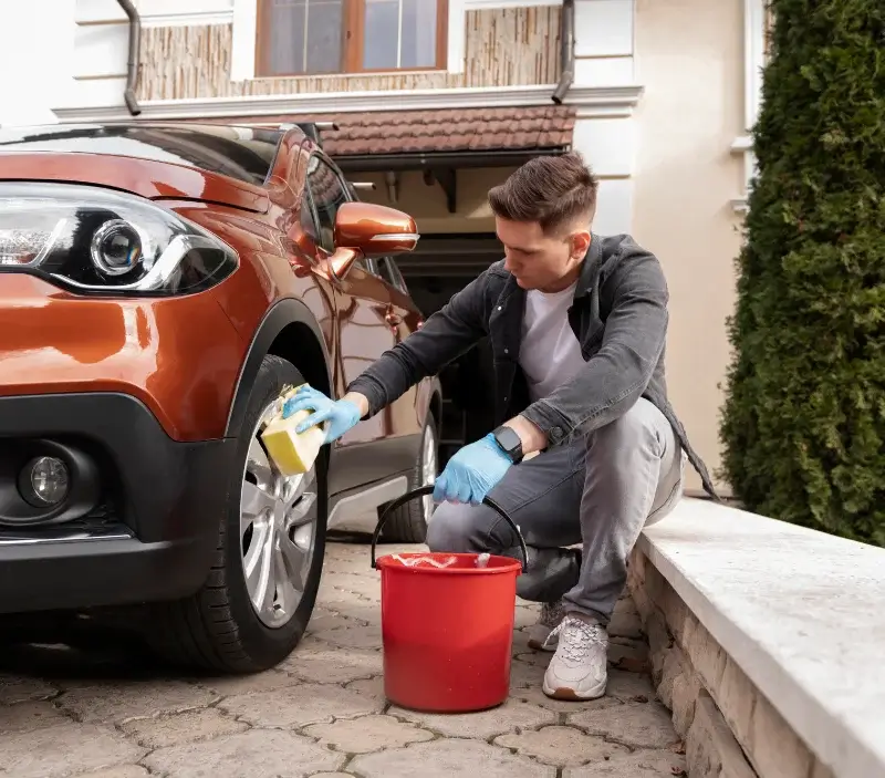 Lavage auto à domicile Guérande : professionnel intervenant sur un véhicule